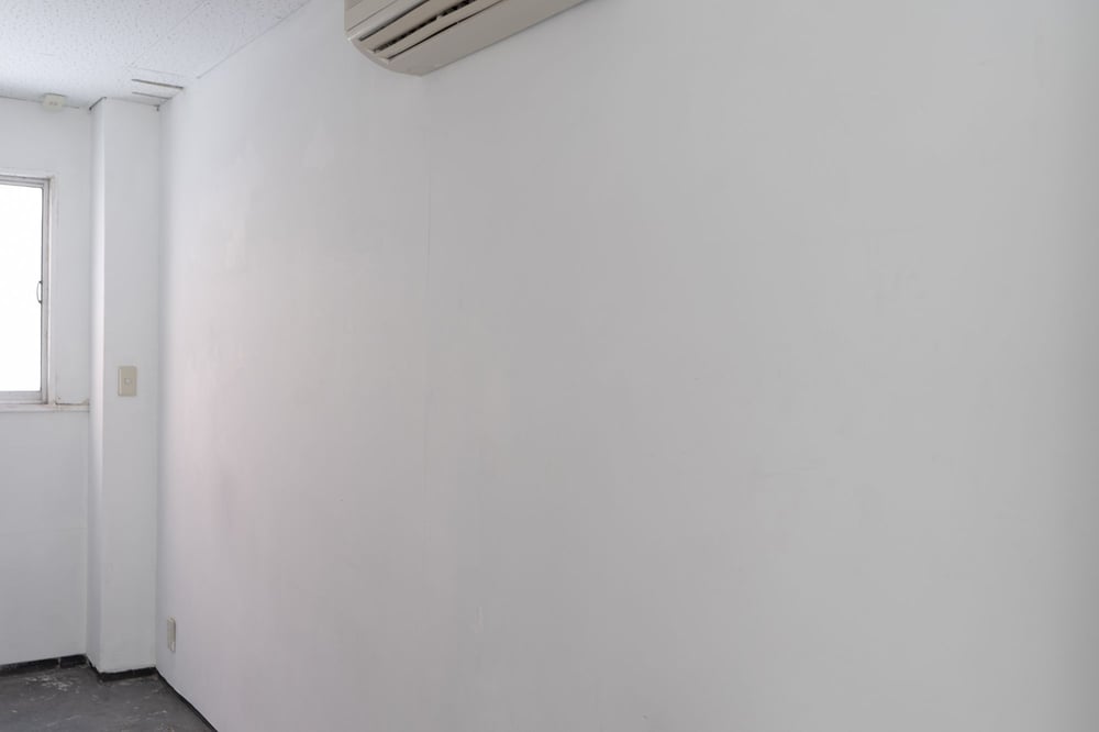 白い壁面